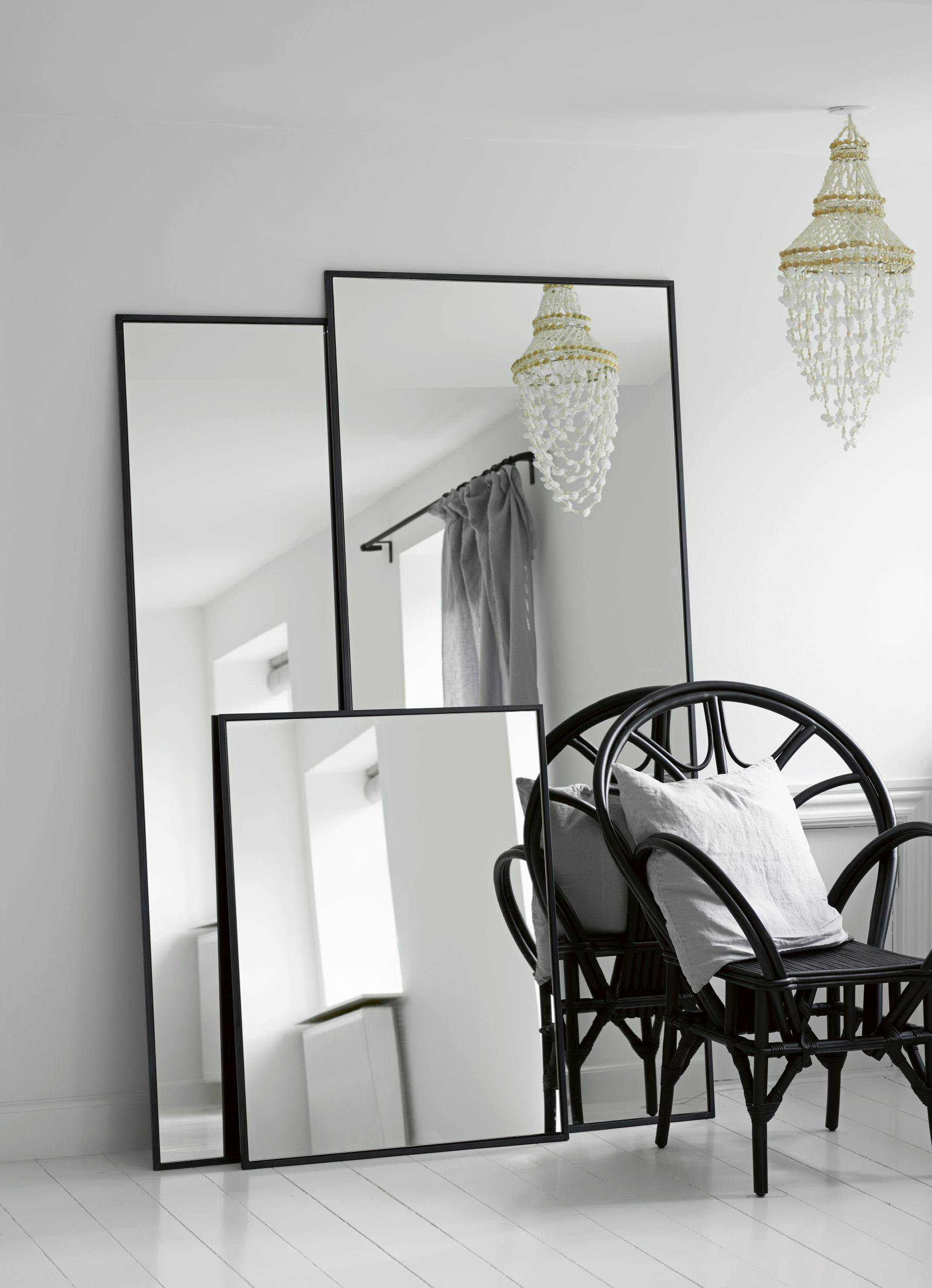 Reflekter lyset store speil til stuen